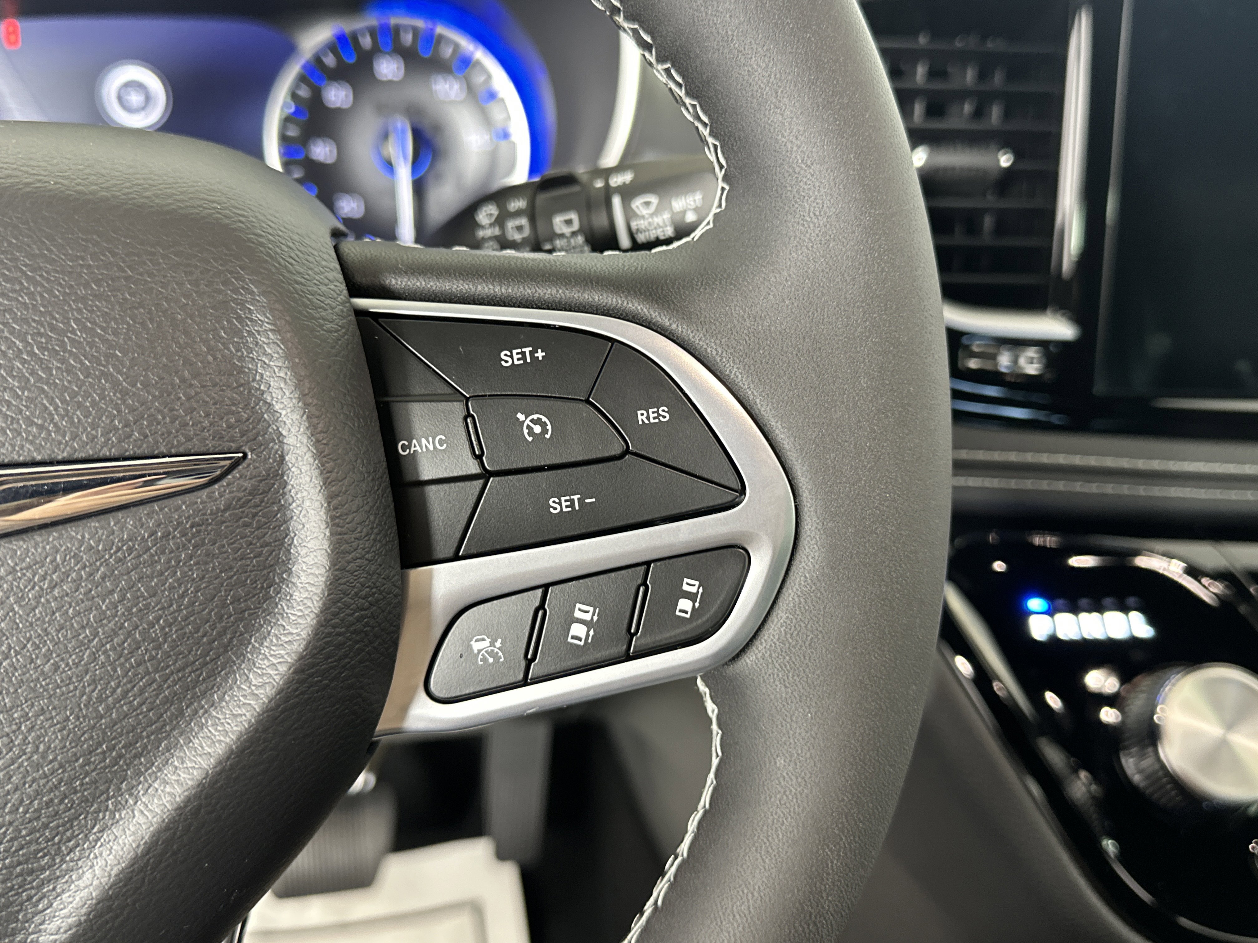 Used 2025 Chrysler Pacifica Select image 29