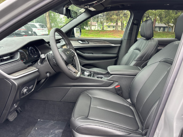 New 2027 Jeep Grand Cherokee Limited AWD/4WD image 2