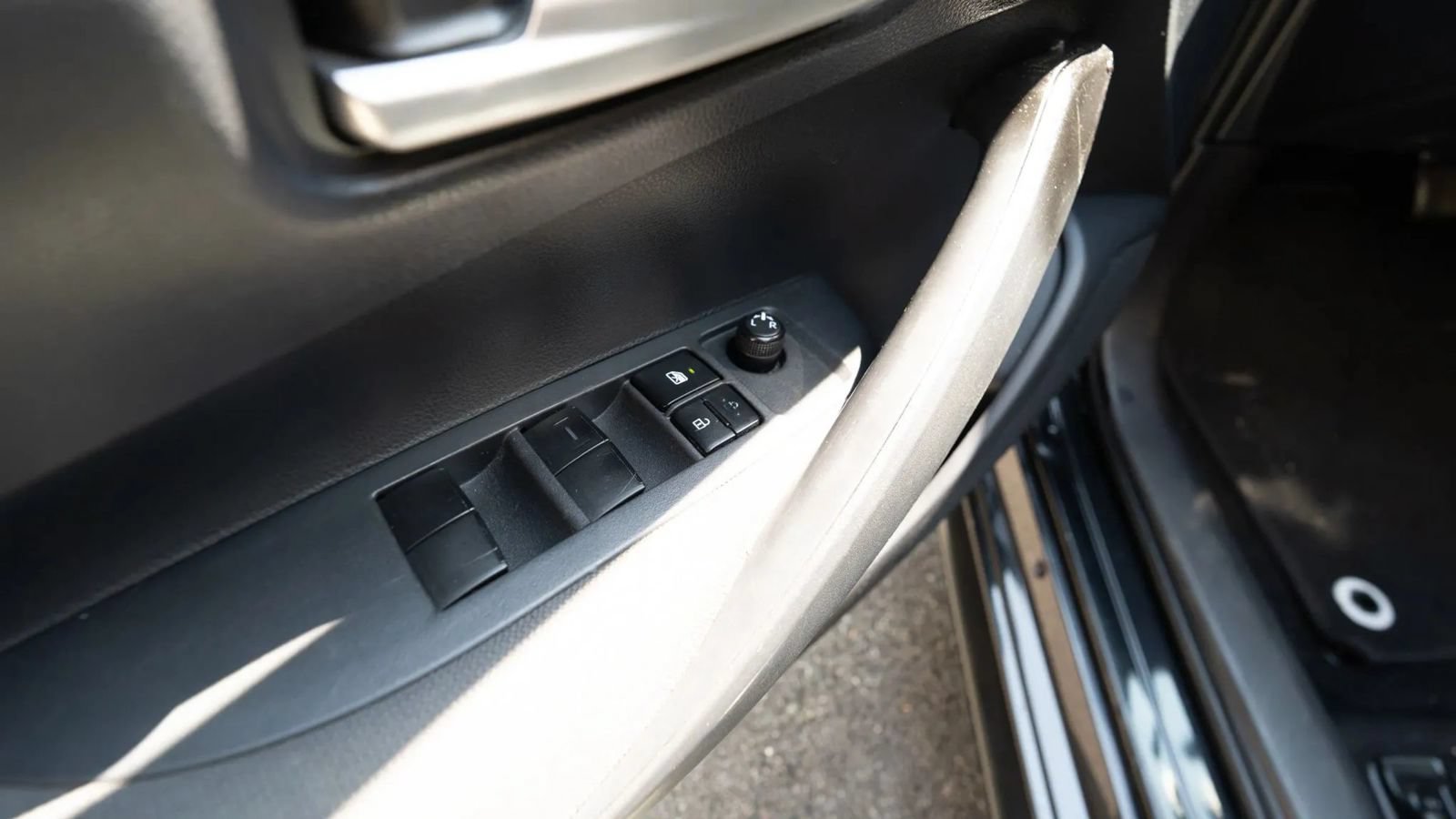 Used 2021 Toyota Corolla LE FWD image 28