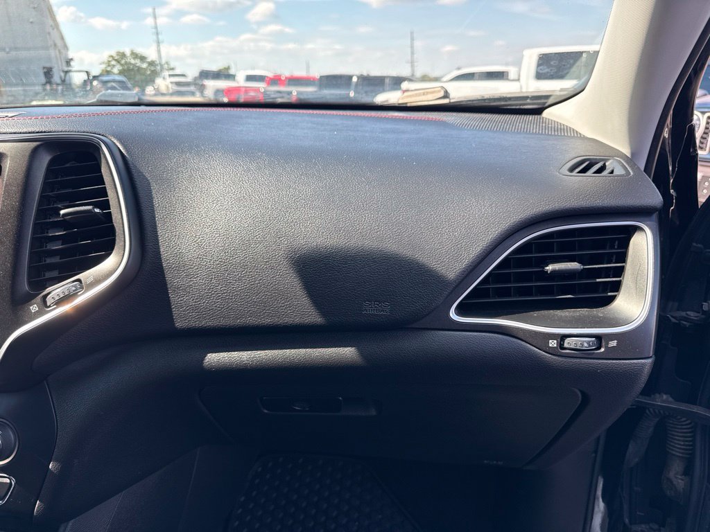 Used 2019 Jeep Cherokee Trailhawk AWD/4WD image 18