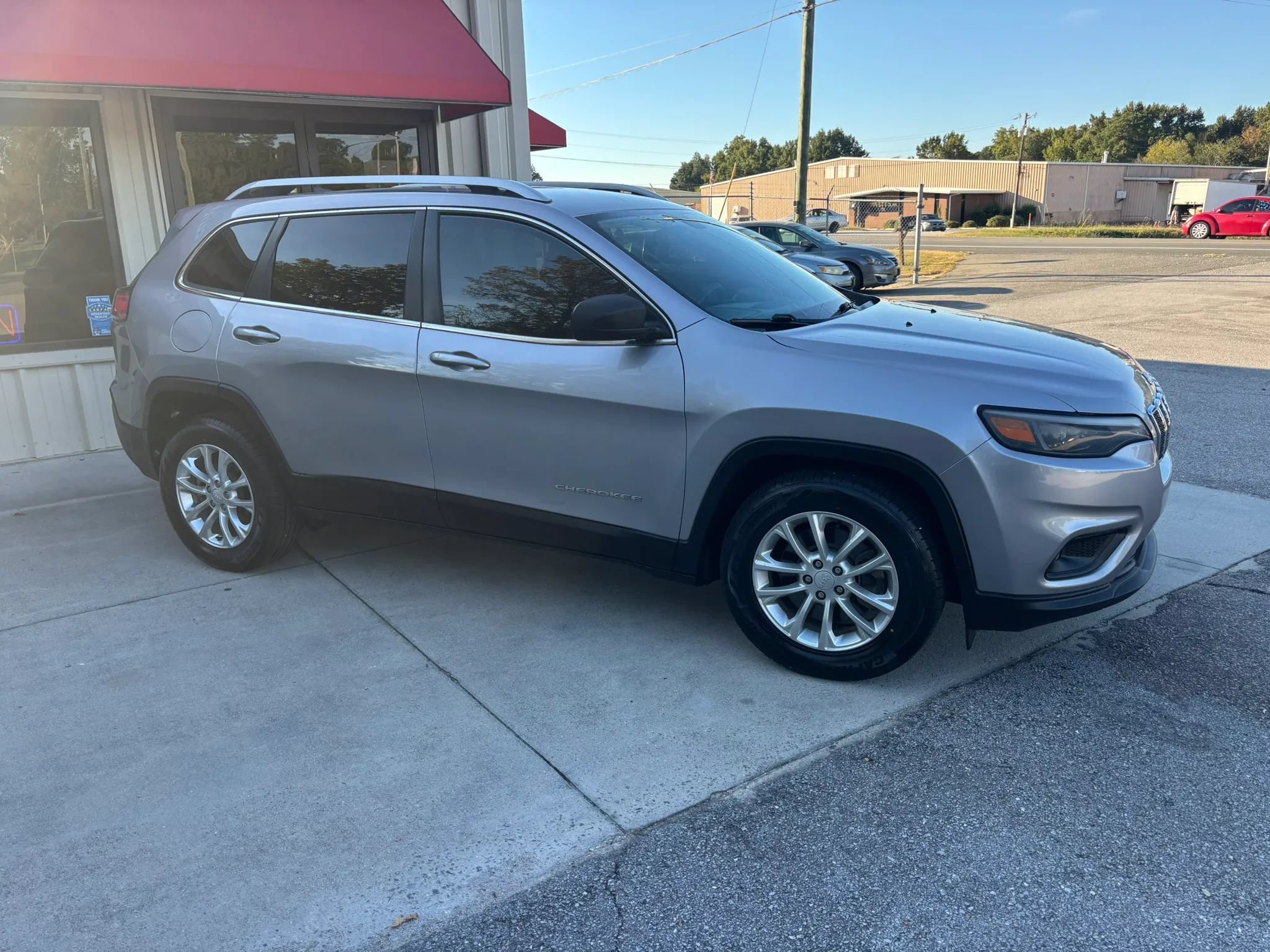 Used 2019 Jeep Cherokee Latitude w/ Popular Appearance Group FWD image 5