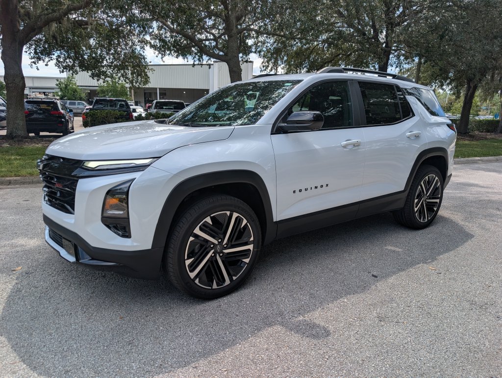 New 2027 Chevrolet Equinox RS w/ Safety and Technology Package FWD image 3