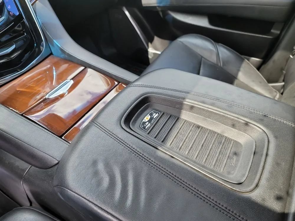 Used 2018 Cadillac Escalade Luxury AWD/4WD image 17
