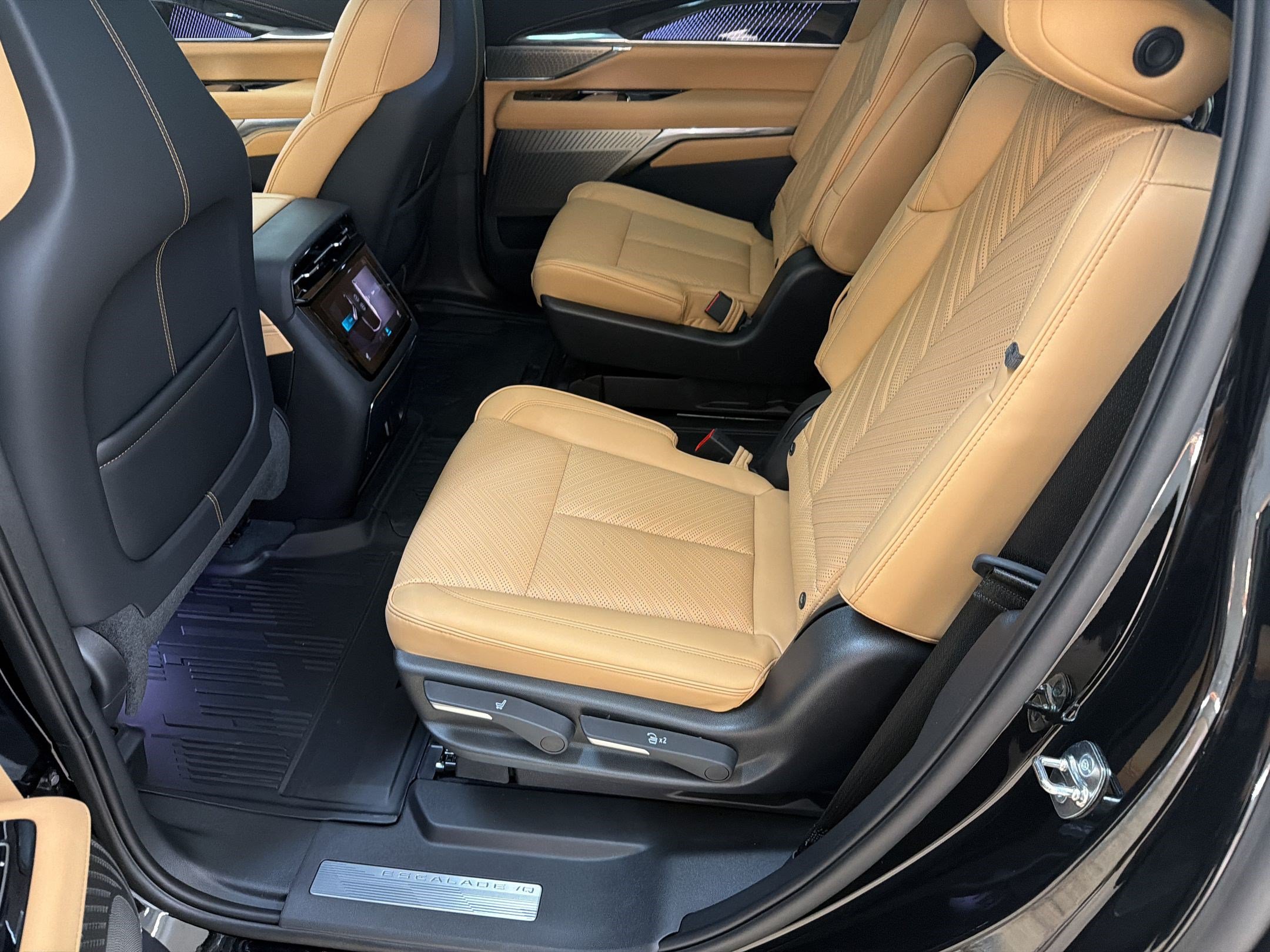 New 2026 Cadillac Escalade IQ Sport 2 w/ LPO, Floor Liner Package AWD/4WD image 18