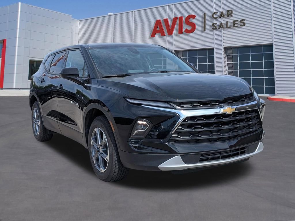 Used 2025 Chevrolet Blazer LT FWD image 3