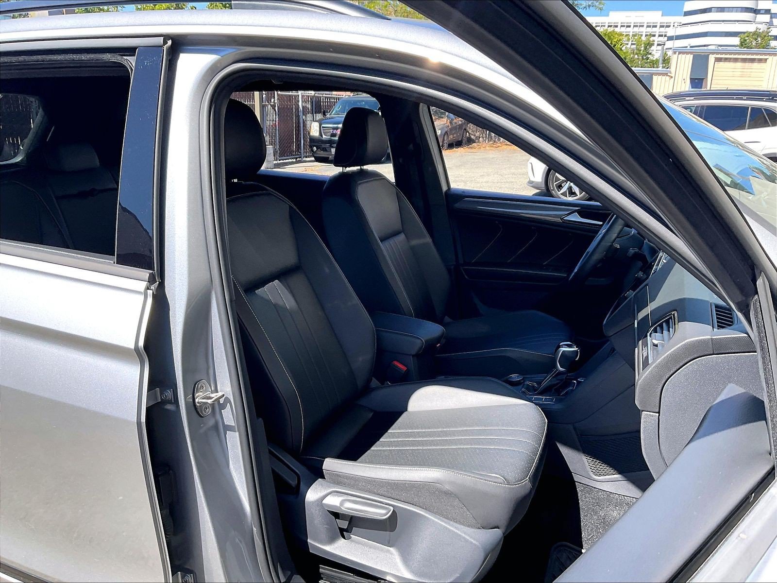 Certified 2023 Volkswagen Tiguan SE R-Line AWD/4WD image 6