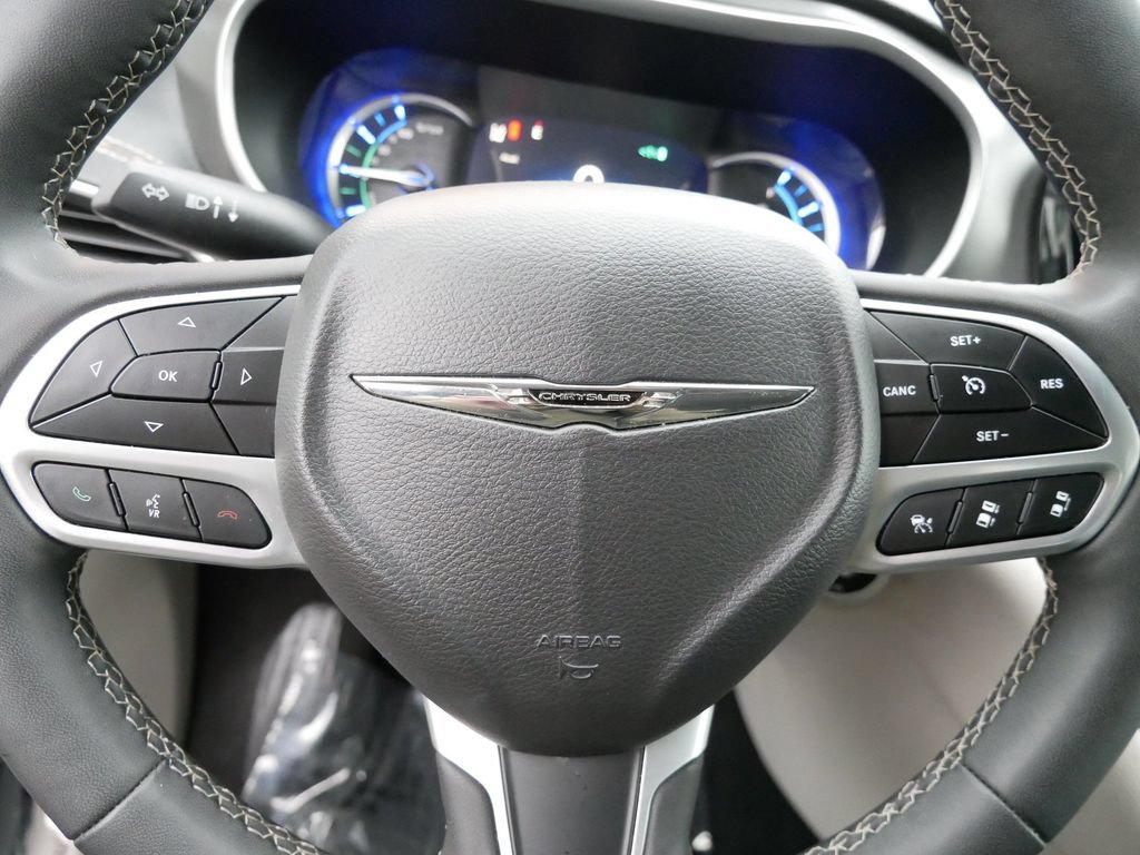 Used 2024 Chrysler Pacifica Limited FWD image 17