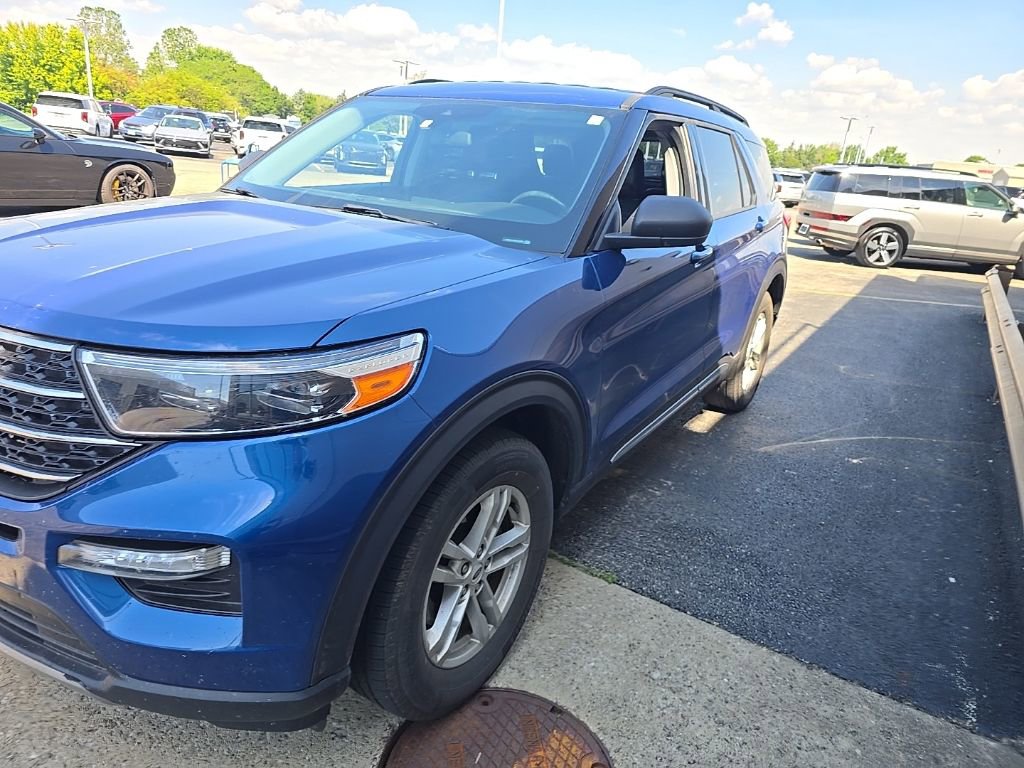Used 2021 Ford Explorer XLT w/ Equipment Group 202A AWD/4WD image 2