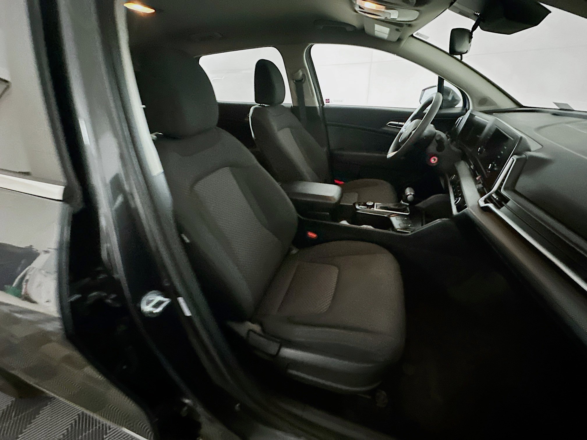 Used 2025 Kia Sportage LX image 29