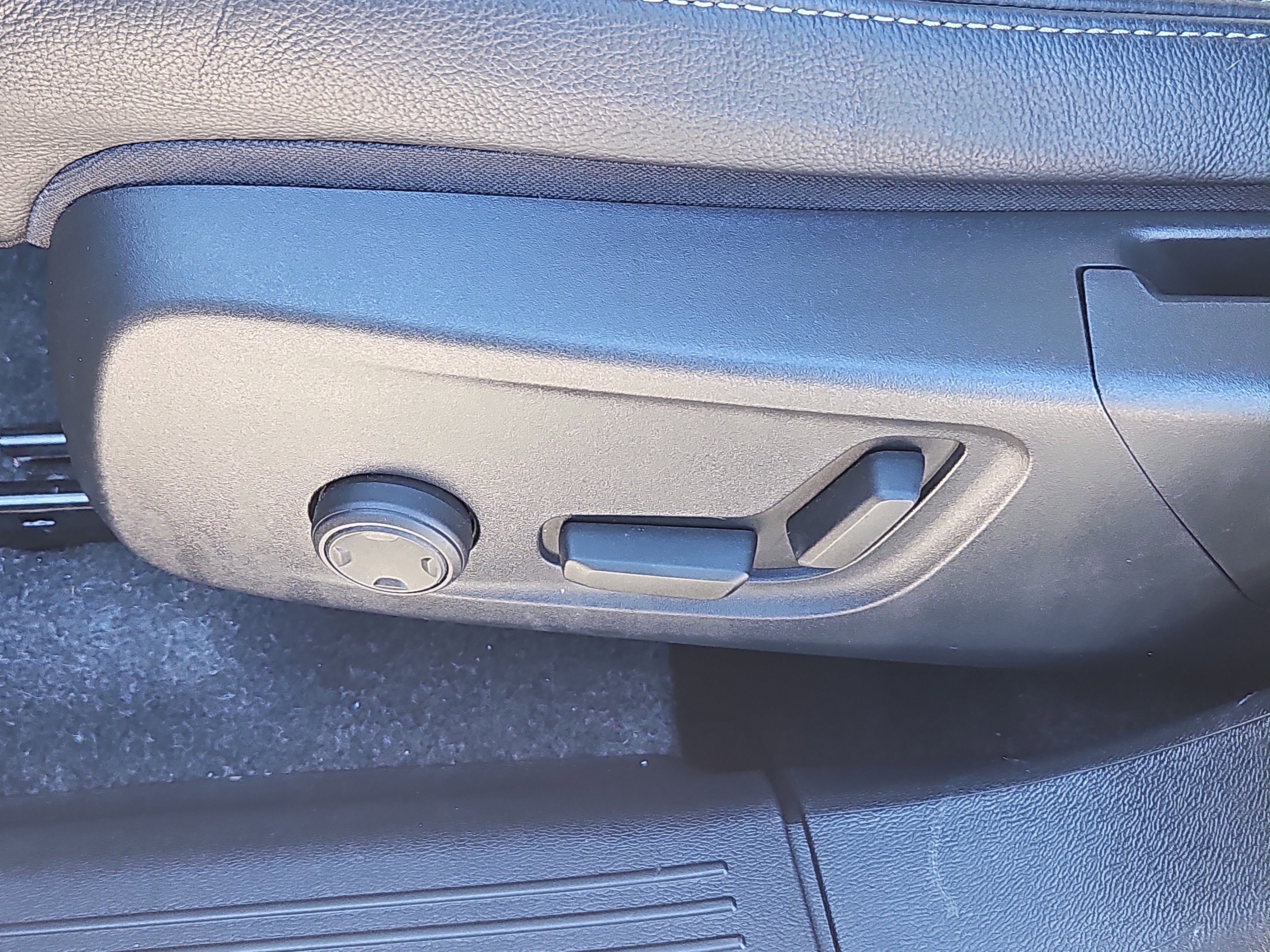 Used 2025 Volvo XC40 B5 Plus w/ Protection Package Premier image 18