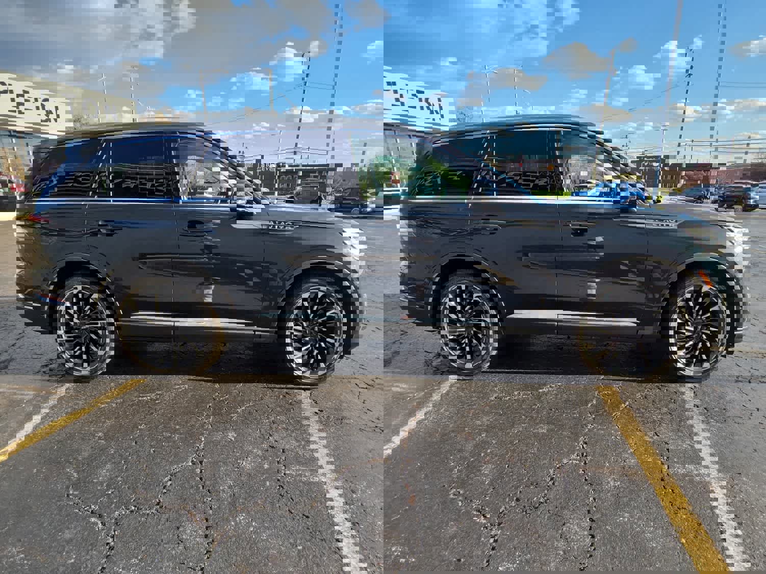 Used 2023 Lincoln Aviator Reserve w/ Equipment Group 201A image 4