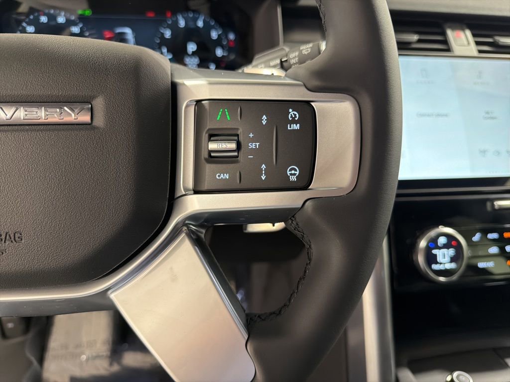 New 2026 Land Rover Discovery Dynamic SE image 13