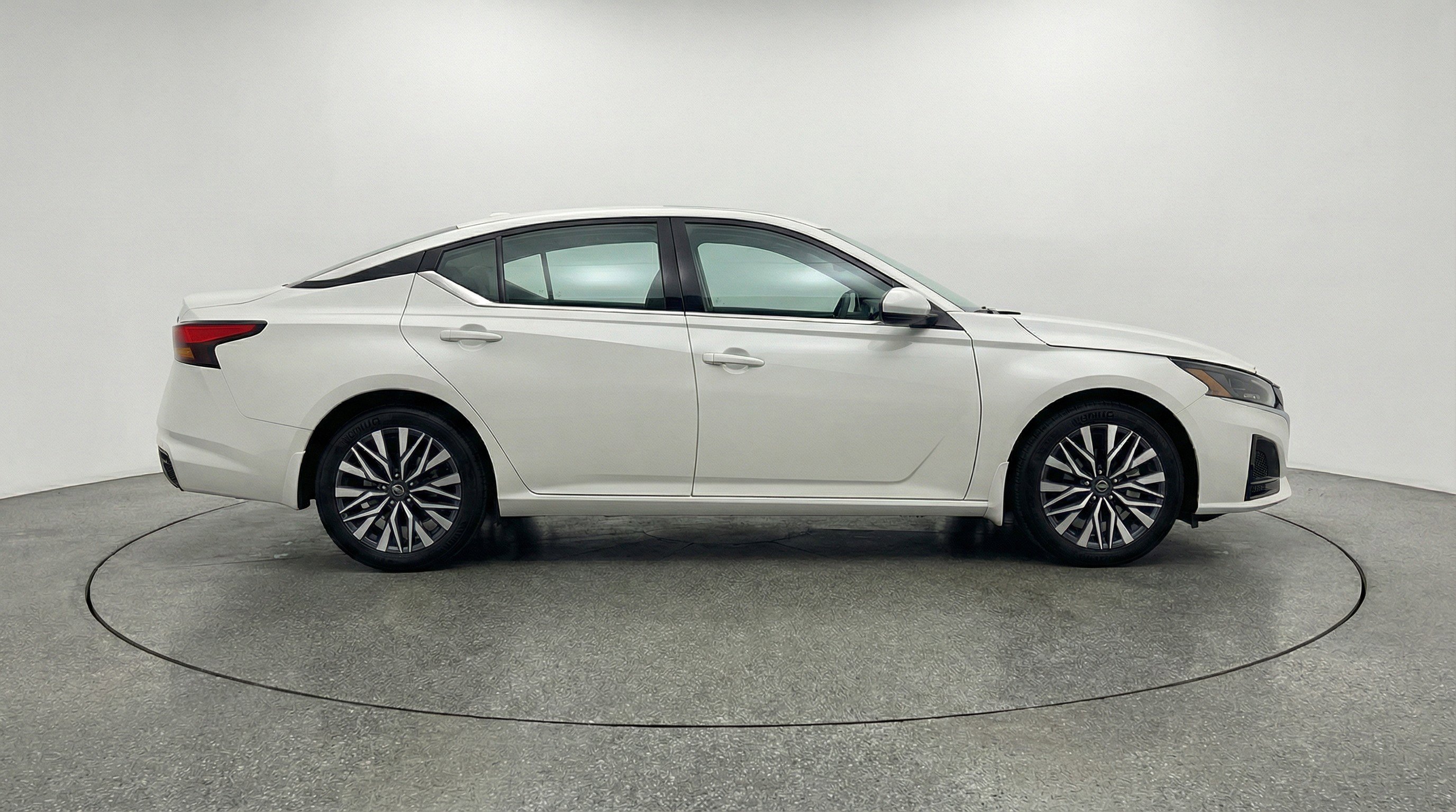 Used 2025 Nissan Altima 2.5 SV image 11