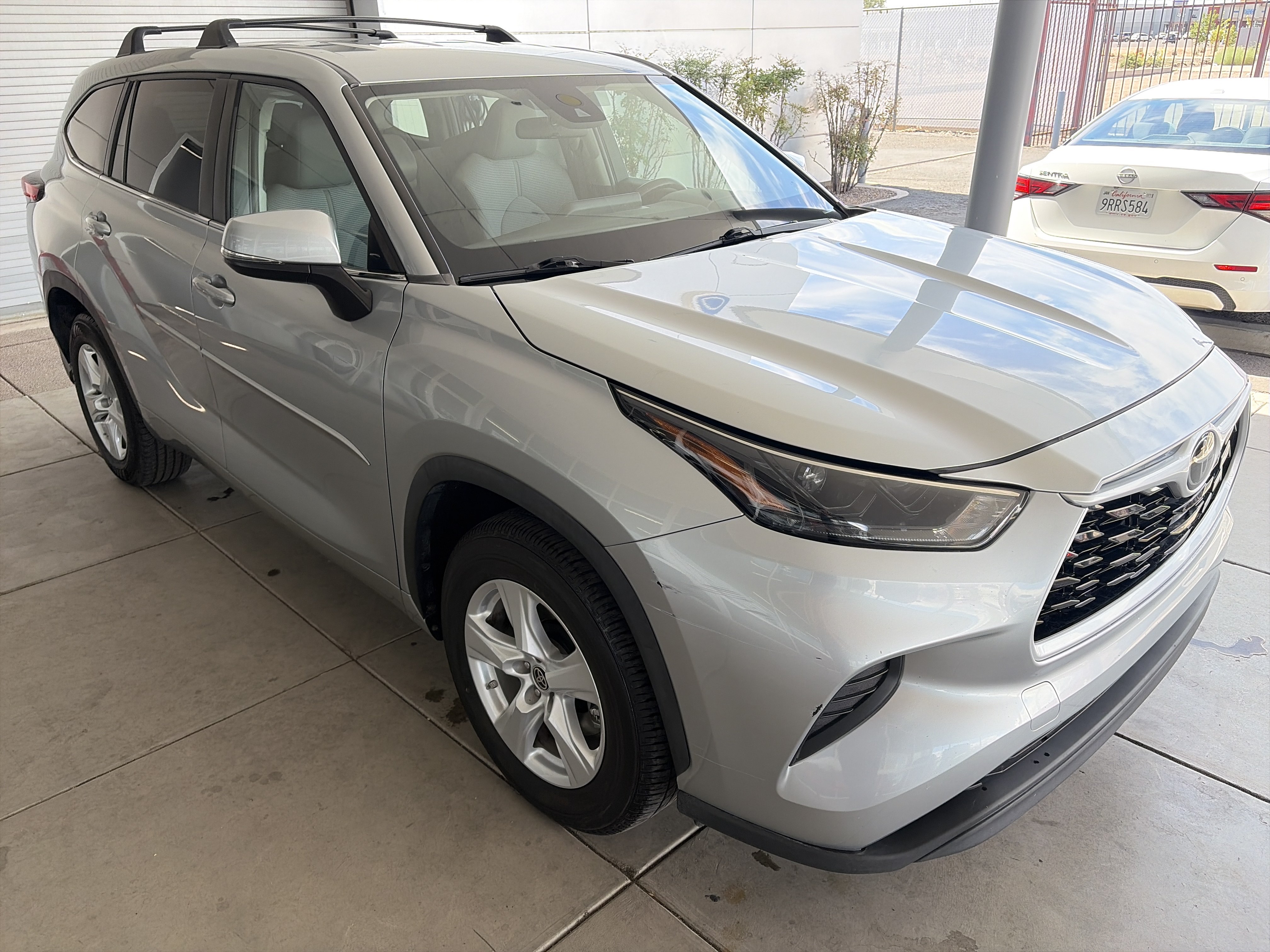 Used 2023 Toyota Highlander L FWD image 3