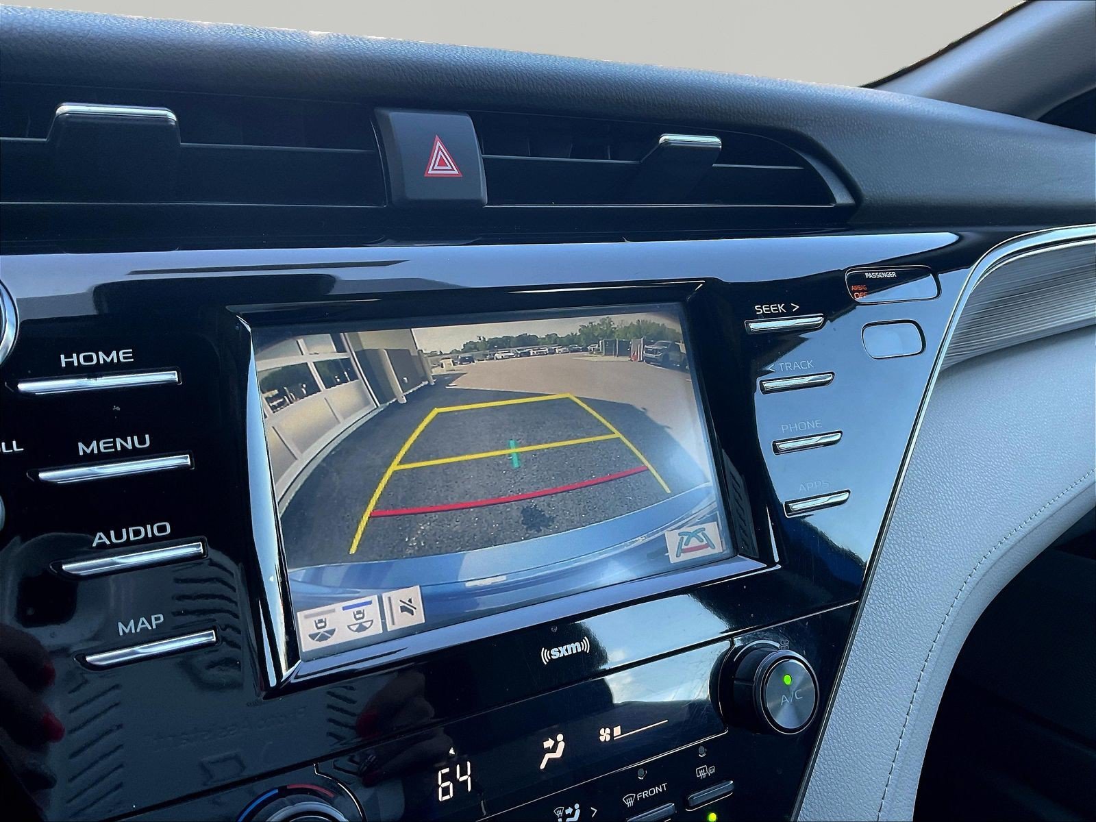 Used 2020 Toyota Camry SE w/ Convenience Package FWD image 14