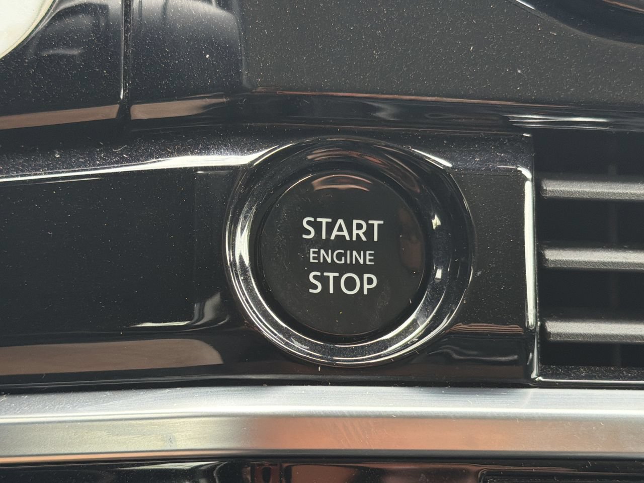 Certified 2025 Nissan Pathfinder SV FWD image 9