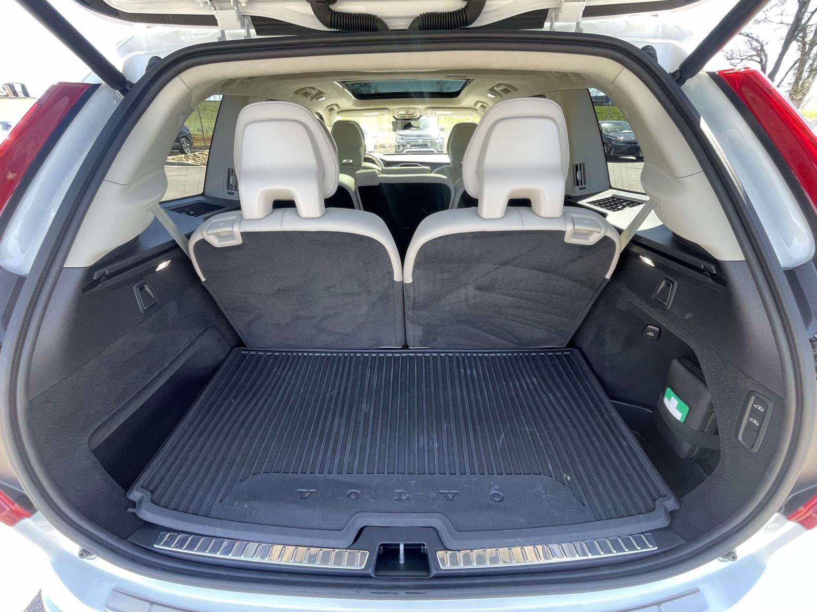 Certified 2024 Volvo XC90 B6 Ultimate w/ Lounge Package image 9