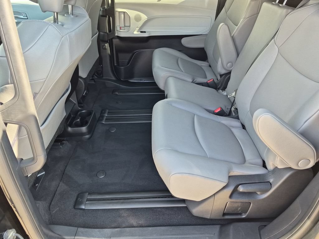 Used 2026 Toyota Sienna XLE FWD image 35