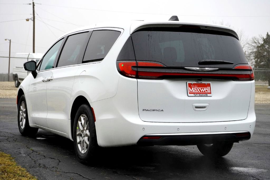New 2026 Chrysler Pacifica Select image 8