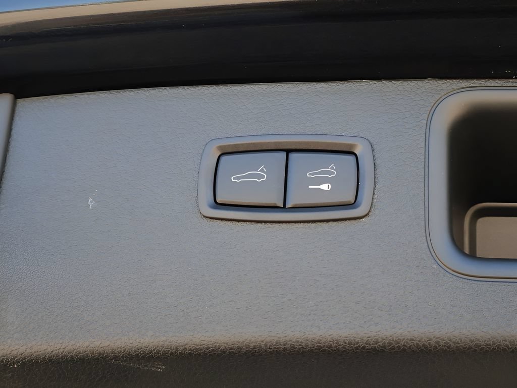 Certified 2025 Porsche Macan AWD/4WD image 18