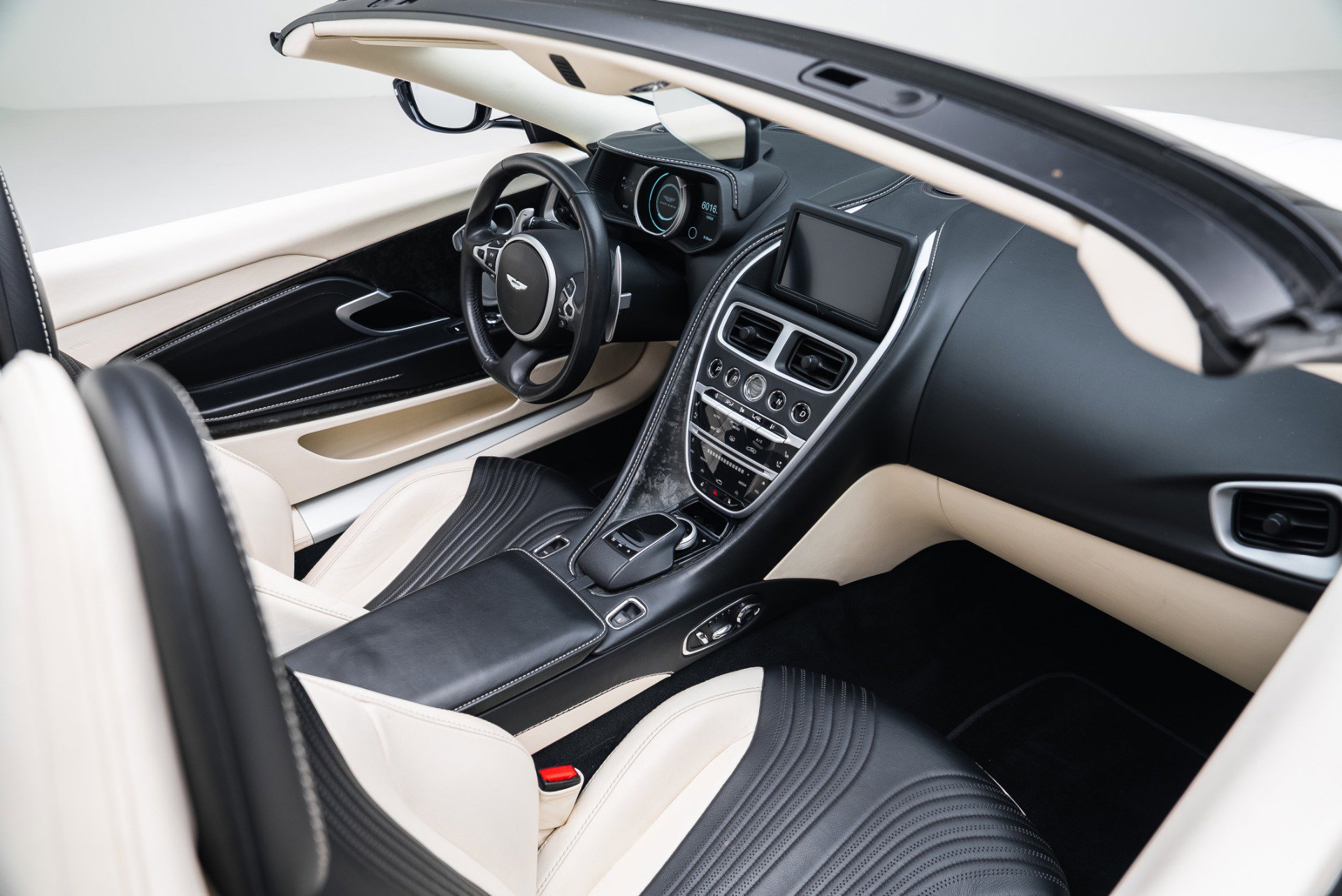 Used 2020 Aston Martin DB11 Volante image 33