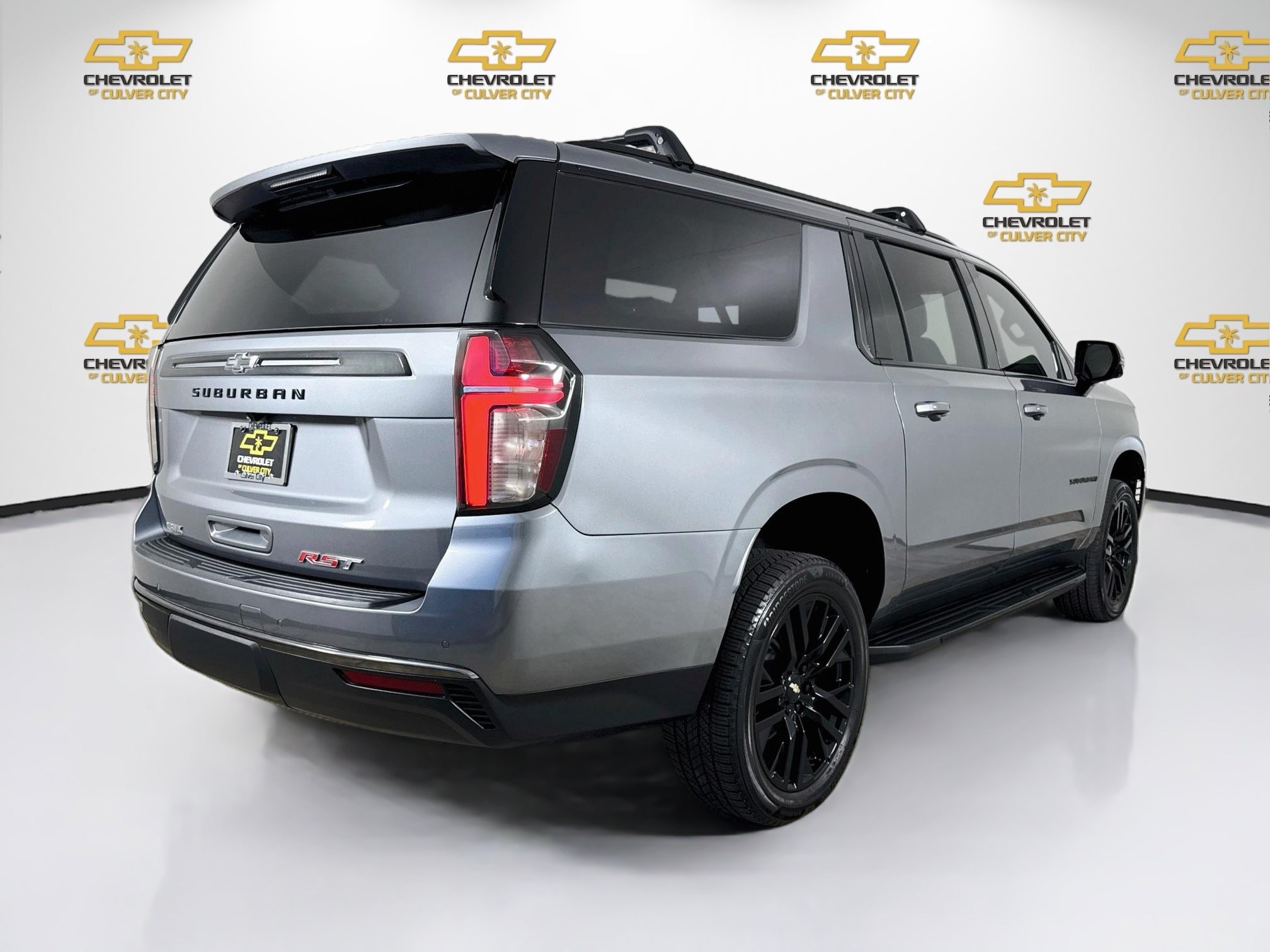 Used 2022 Chevrolet Suburban RST w/ Luxury Package AWD/4WD image 8