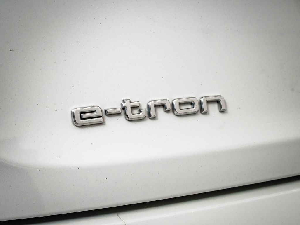 Used 2022 Audi e-tron Premium Plus w/ Premium Plus Package image 19