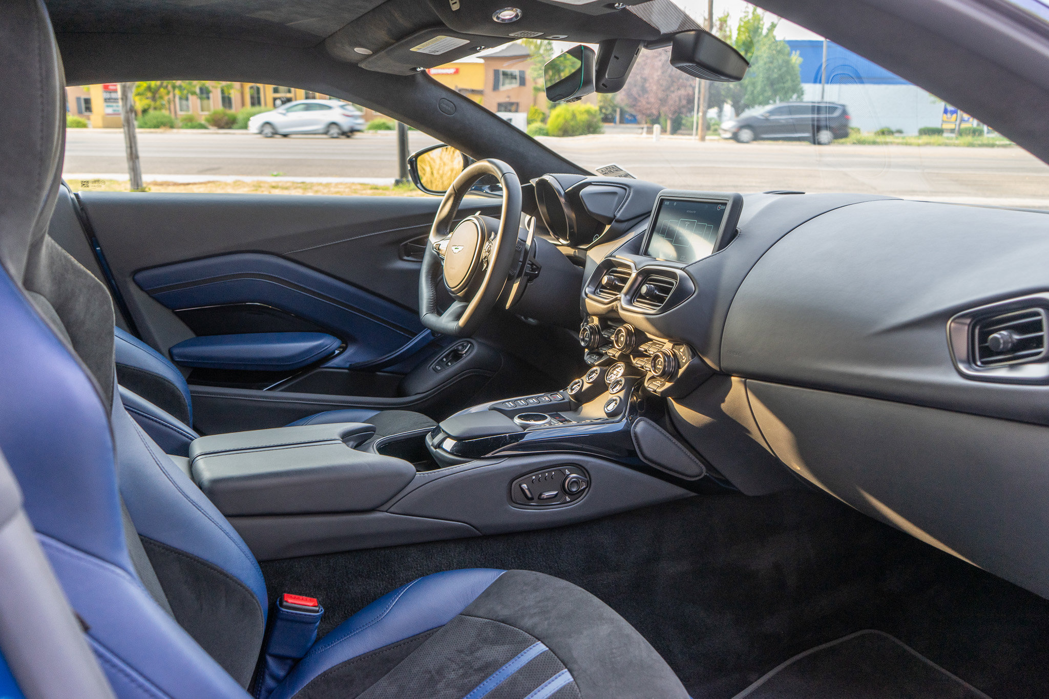 Used 2022 Aston Martin V8 Vantage Coupe image 12