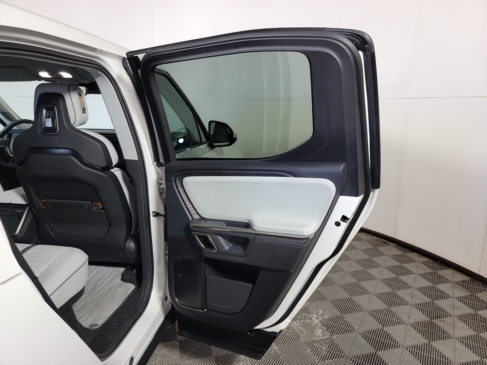 Used 2024 Rivian R1T Adventure AWD/4WD image 19