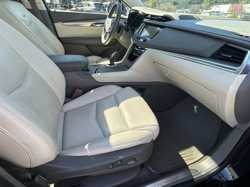 Used 2017 Cadillac XT5 Luxury w/ Driver Awareness Package image 18