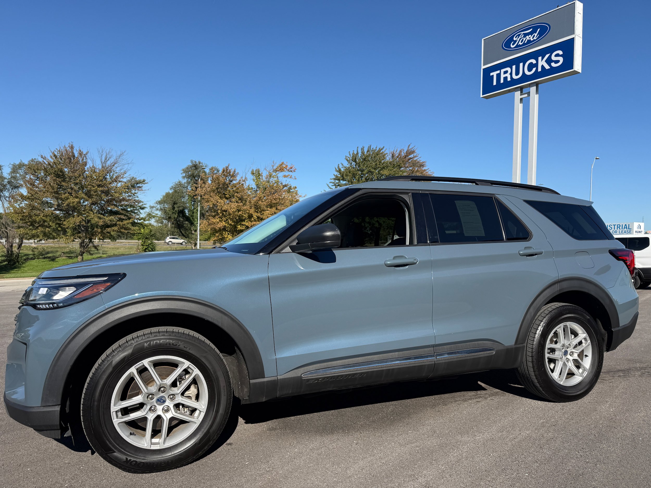 Used 2025 Ford Explorer Active AWD/4WD image 3
