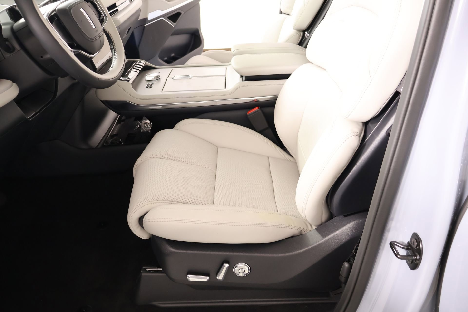 New 2026 Lincoln Navigator L Reserve AWD/4WD image 12