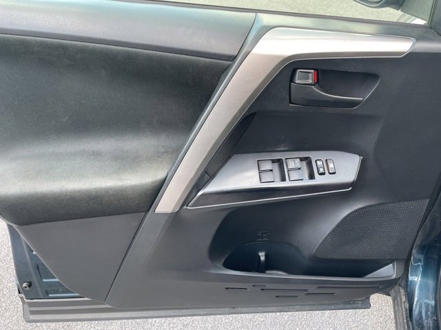 Used 2018 Toyota RAV4 LE image 14