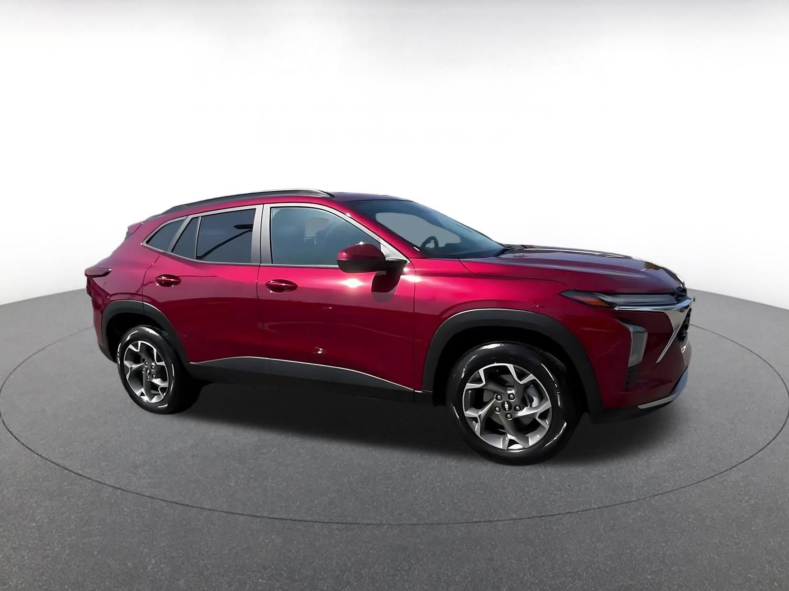 Used 2025 Chevrolet Trax LT FWD image 2