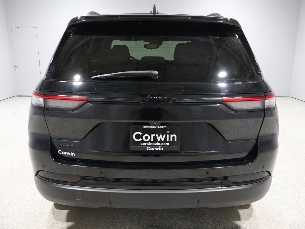 Used 2024 Jeep Grand Cherokee Altitude image 3