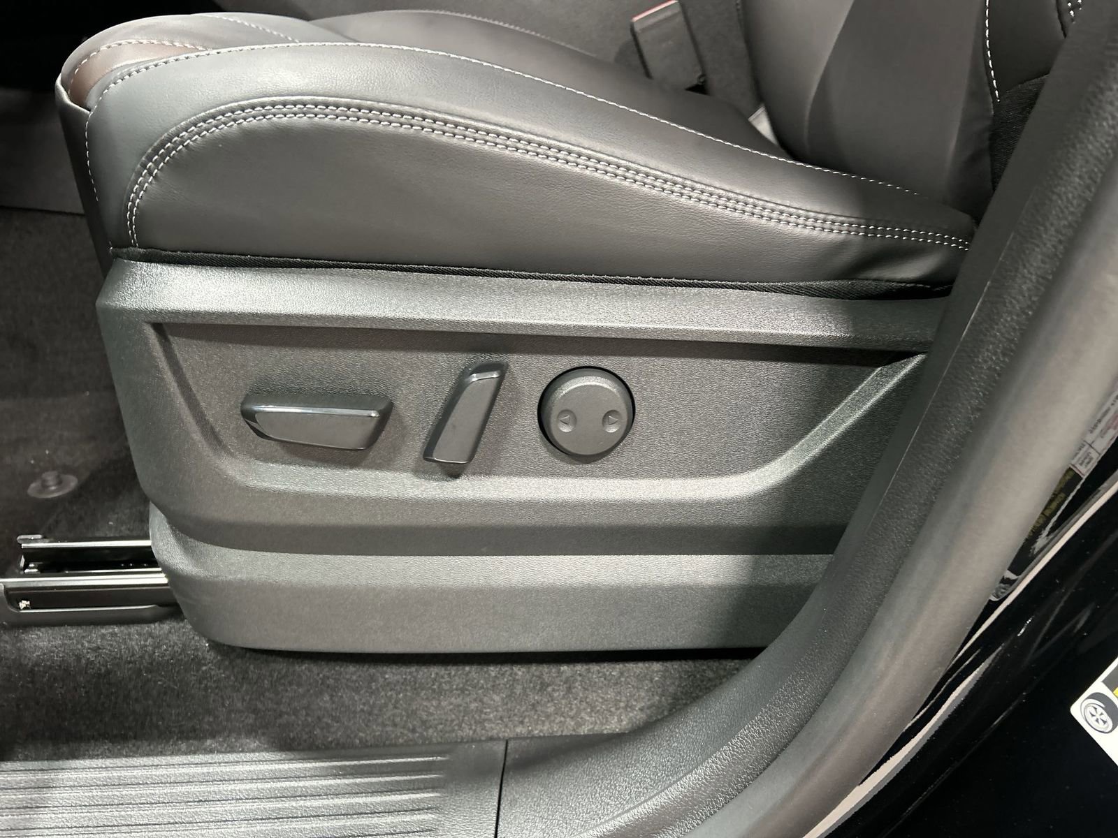 New 2026 Nissan Armada SL w/ Captain's Chari Seat Package image 26