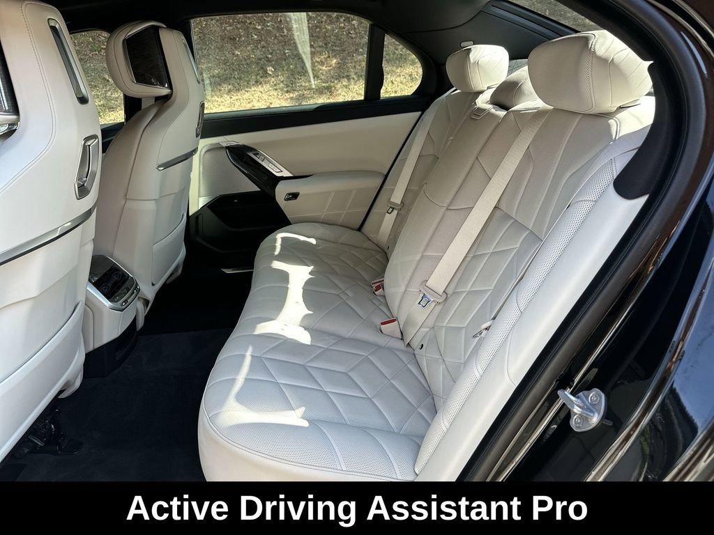 Used 2024 BMW 760i xDrive w/ Executive Package image 30