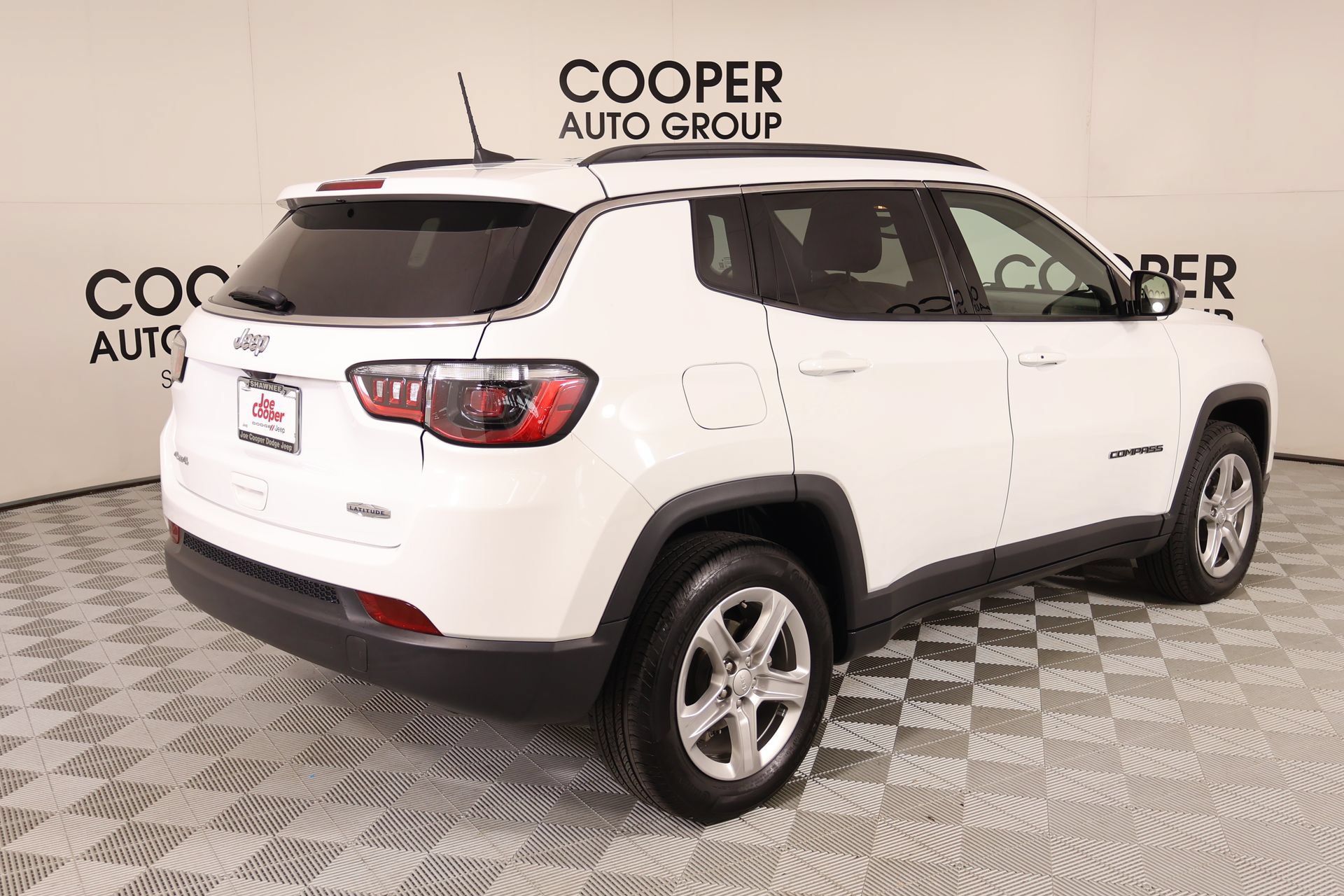 Used 2024 Jeep Compass Latitude w/ Convenience Group AWD/4WD image 19