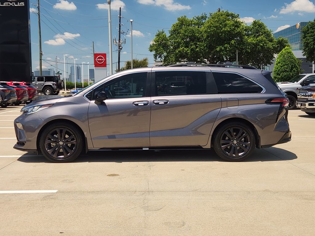 Used 2022 Toyota Sienna XSE w/ XSE Plus Package FWD image 4