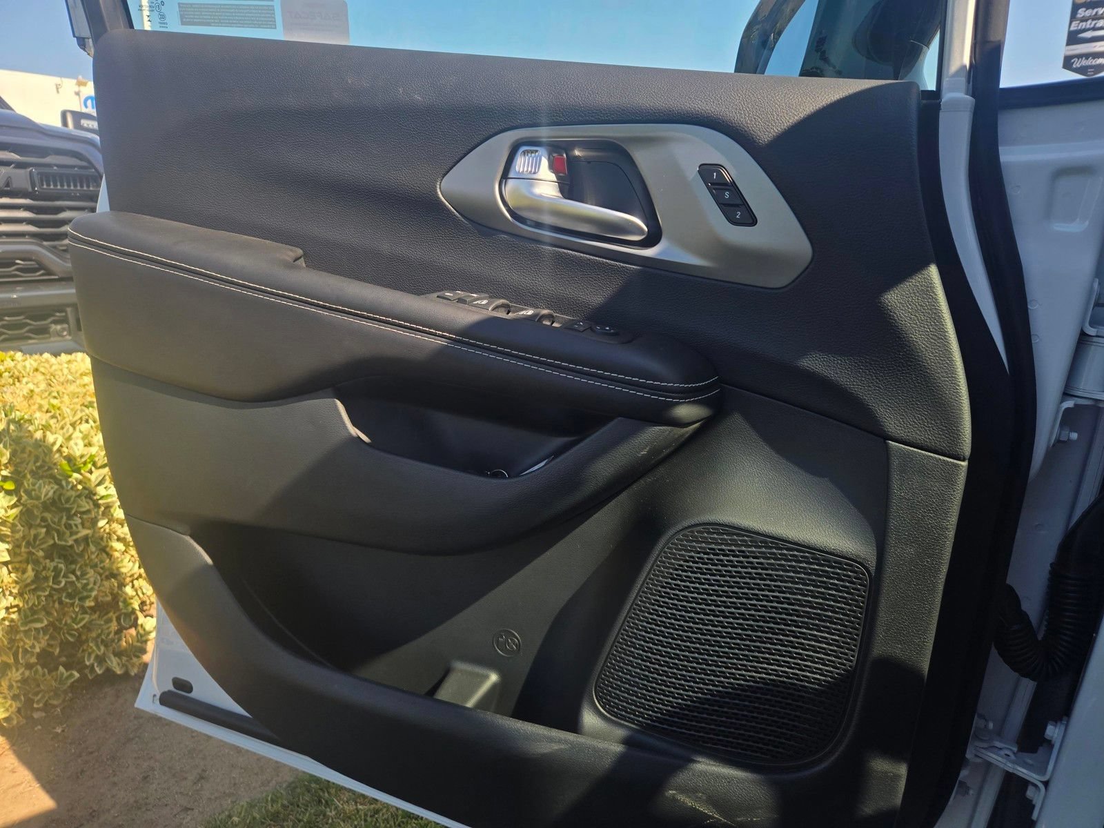 New 2027 Chrysler Pacifica Limited FWD image 13