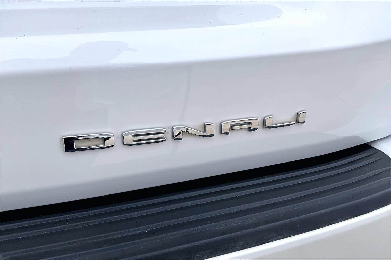 Used 2021 GMC Yukon Denali w/ Denali Premium Package RWD image 10