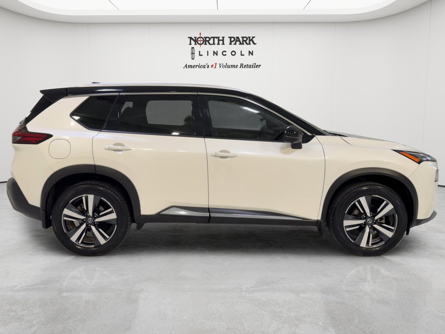 Used 2021 Nissan Rogue SL w/ Premium Package FWD image 2