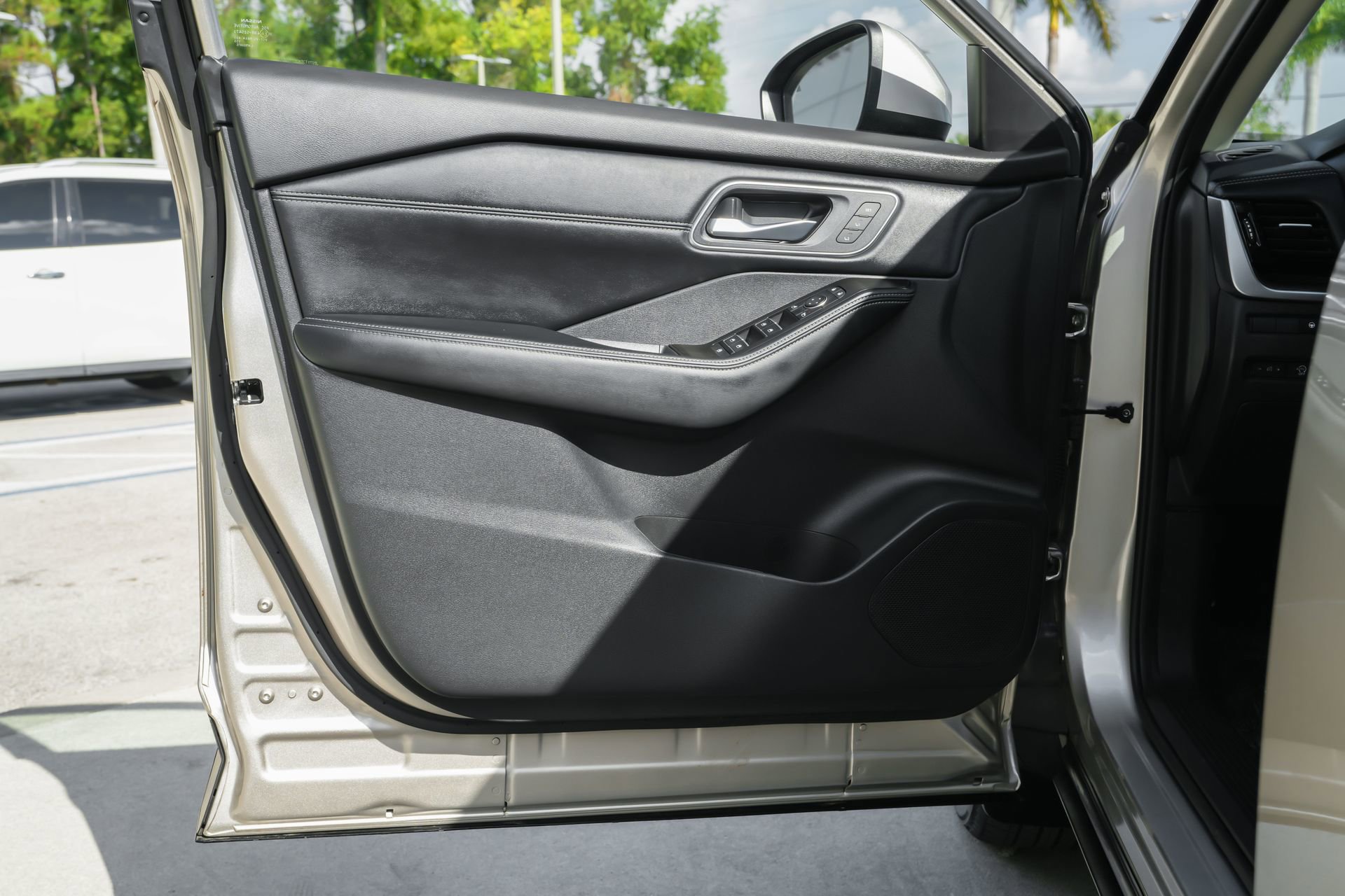 Used 2025 Nissan Rogue Platinum w/ Platinum Premium Package image 34