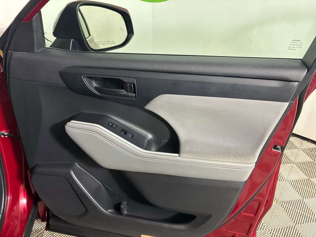 Used 2023 Toyota Highlander LE image 30