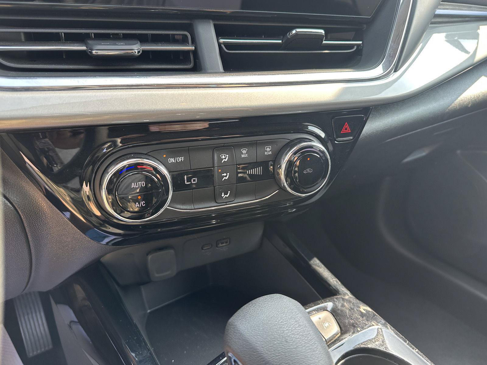 Used 2025 Chevrolet Trax LT FWD image 34