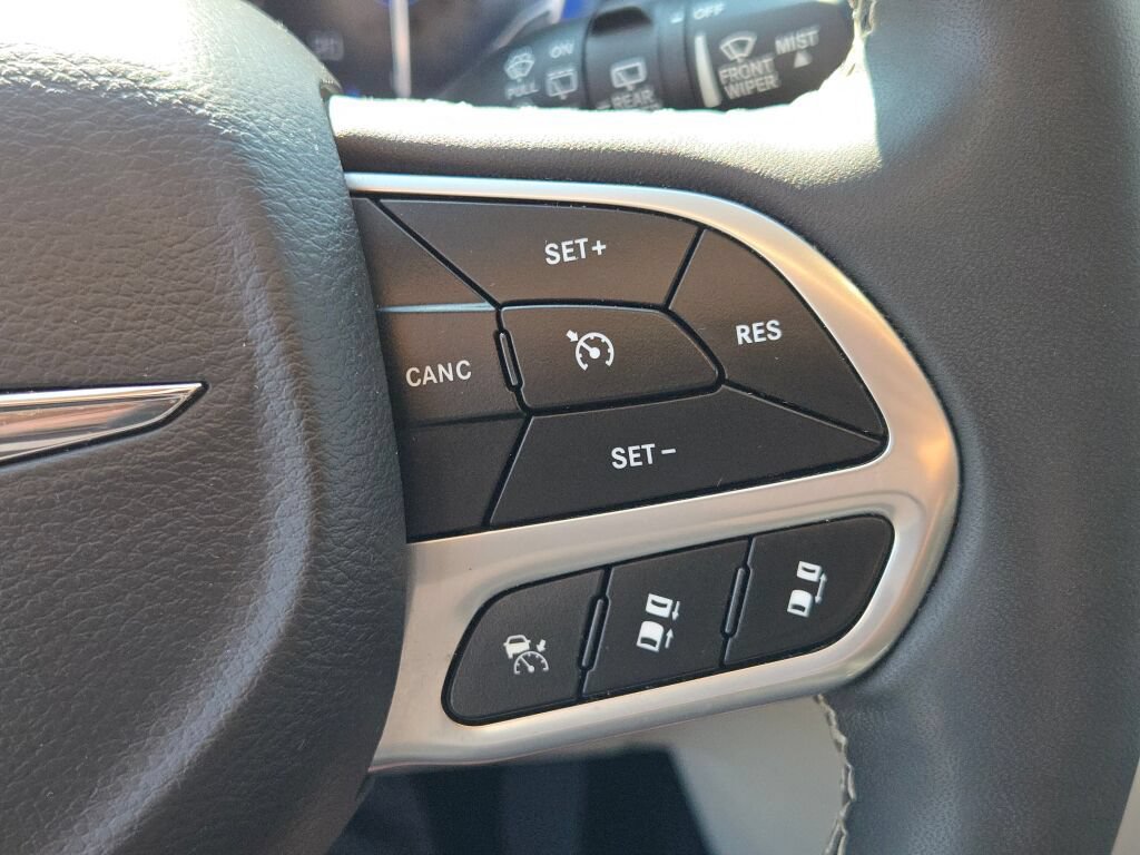 Used 2023 Chrysler Pacifica Touring-L FWD image 30