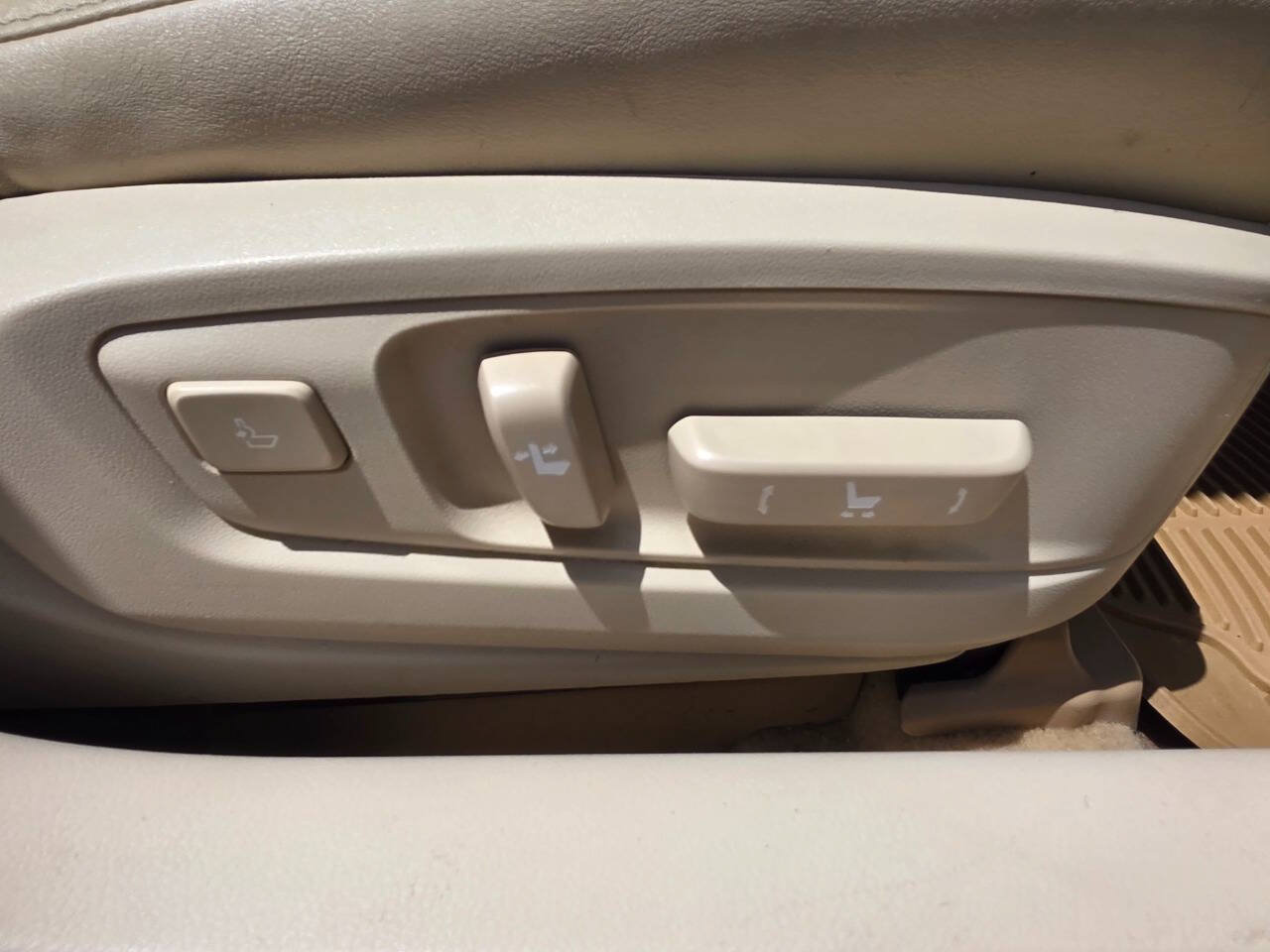 Used 2013 Lexus ES 300h w/ Premium Pkg FWD image 39