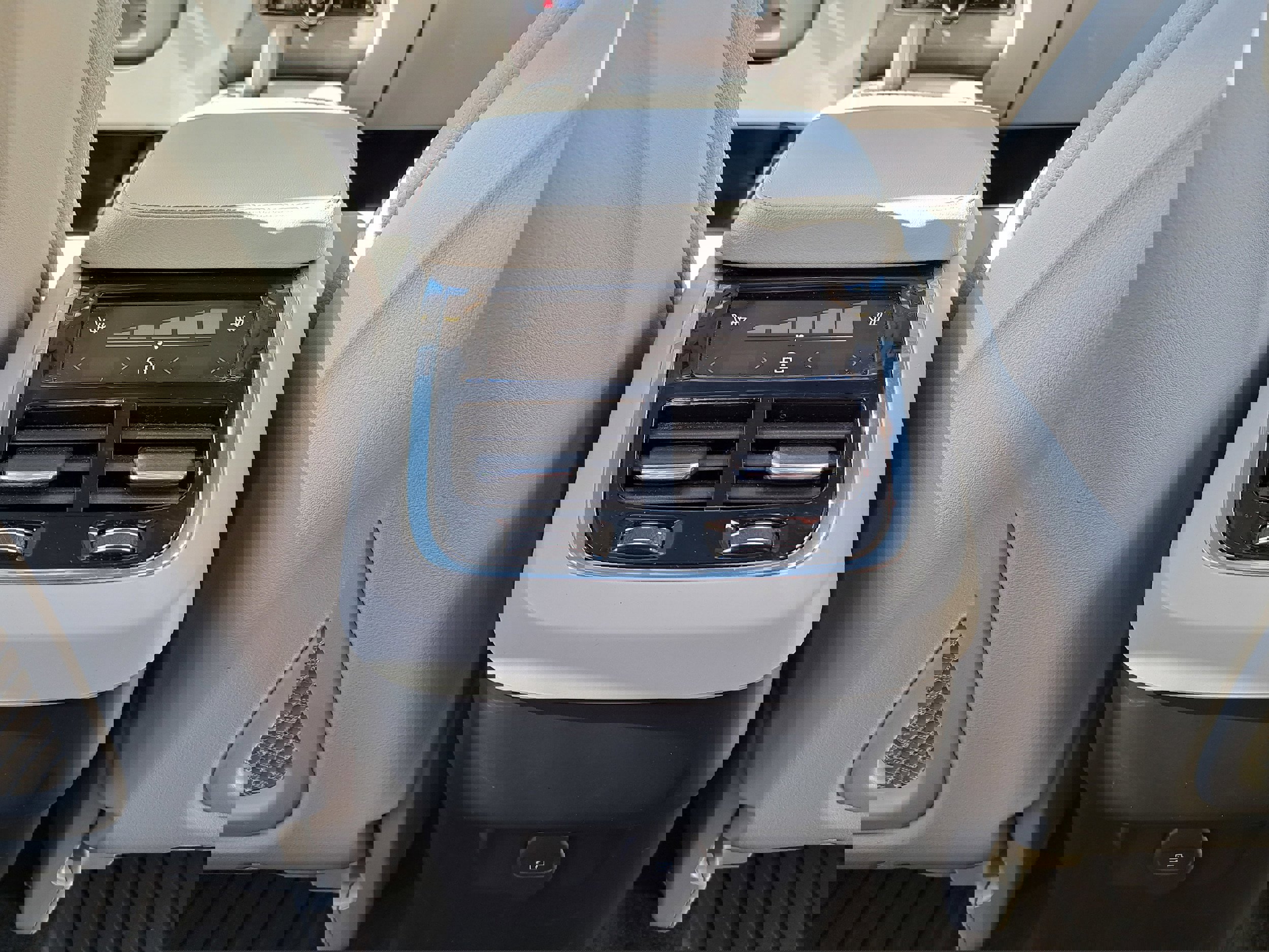 Used 2023 Volvo XC90 B6 Plus w/ Protection Package Premier image 26