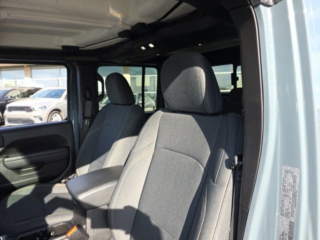 Used 2024 Jeep Gladiator Sport image 15