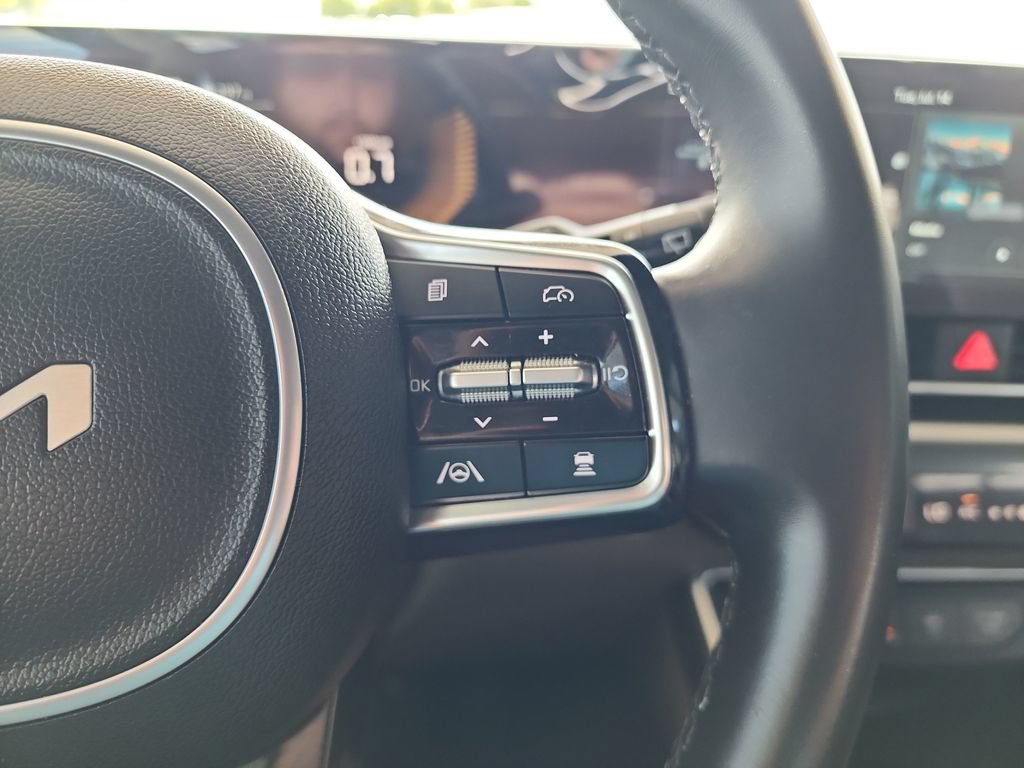 Used 2025 Kia Carnival FWD image 23